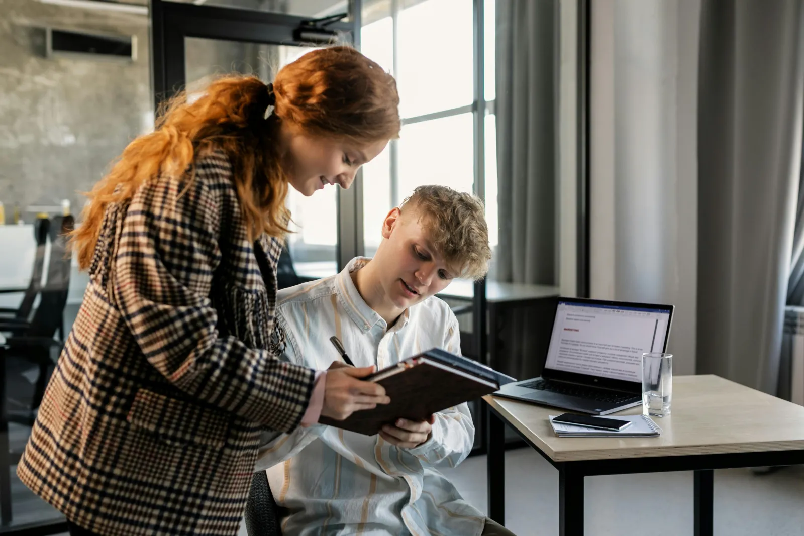 Azubi lernt konzentriert mit digitalen Materialien